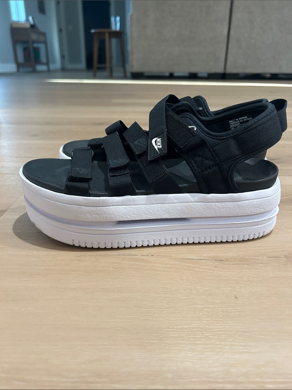 Nike Black and White Women’s Sport Sandals - Picture 2 of 6